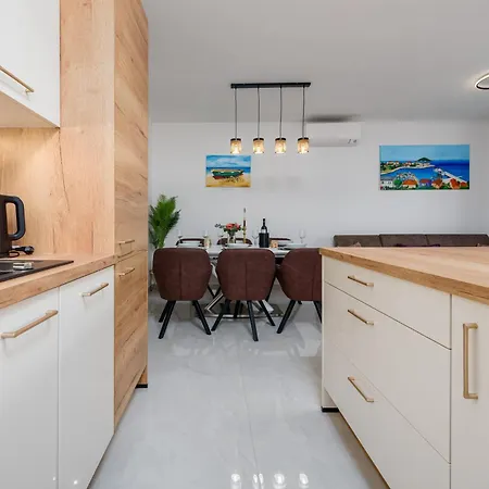 Luxury Elena -