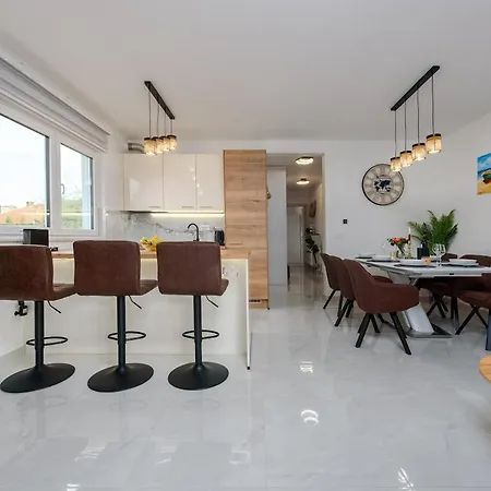 Luxury Elena - *